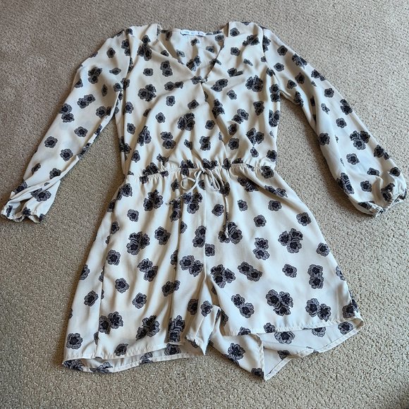 Fraiche by J Romper Surplice Wrap Top Cream Gray Floral Boho Long Sleeves SMALL - Picture 1 of 11